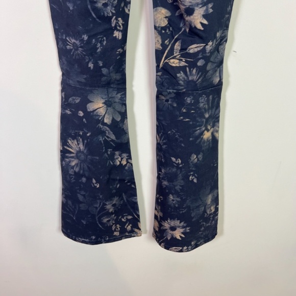 Free People We The Free Women’s Penny Pull Printed Navy Combo Flare Jeans 26 New - Picture 6 of 9